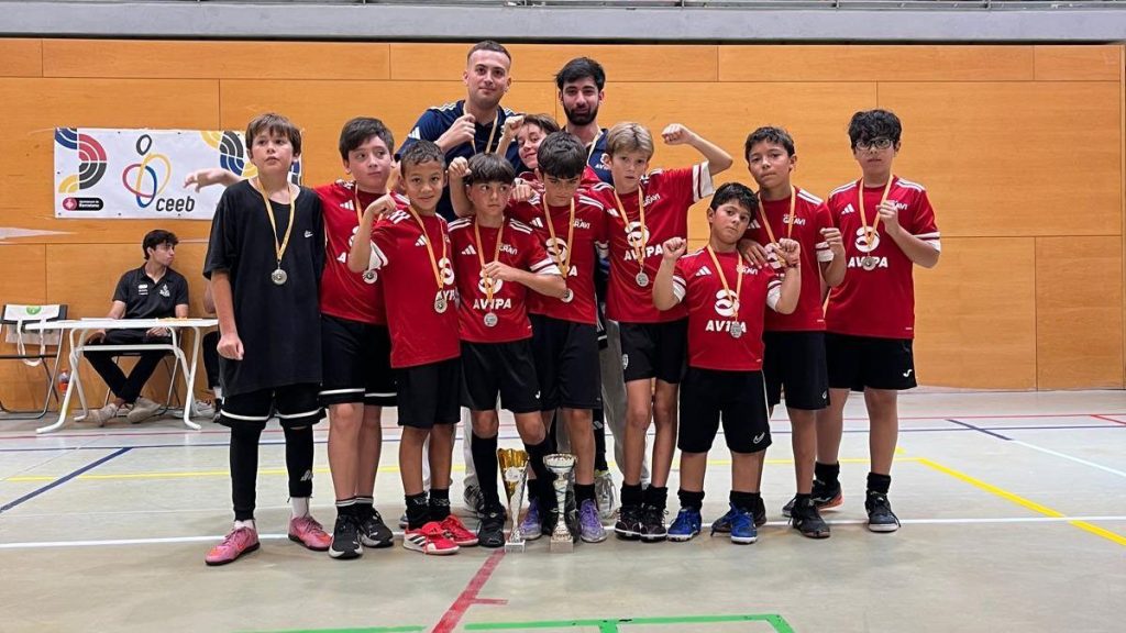 Equip de futbol sala d'AVIPA a l'Escola Gravi amb les medalles