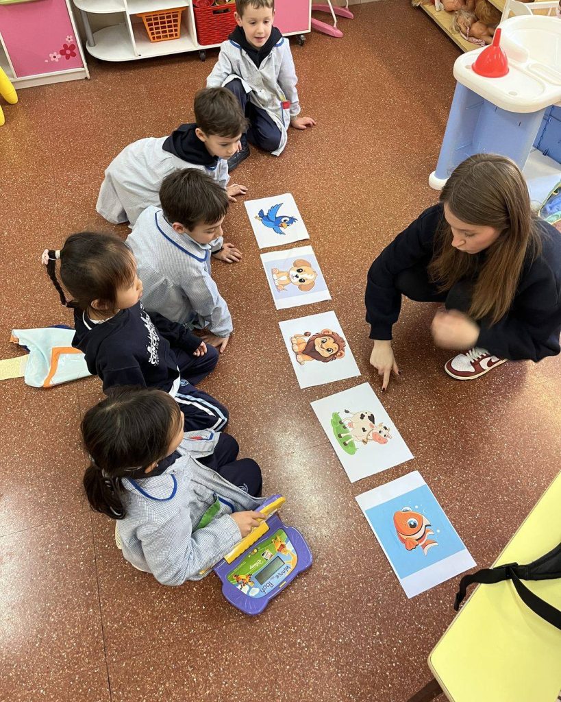 Alumnes d'infantil a AVIPA Let's Talk aprenent animals en anglès