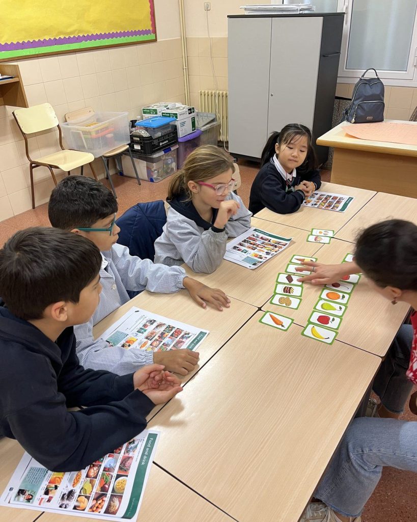 Alumnes de primària a AVIPA Let's Talk amb targetes de menjar en anglès